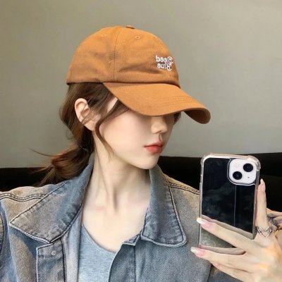 微光下的蓝色男孩